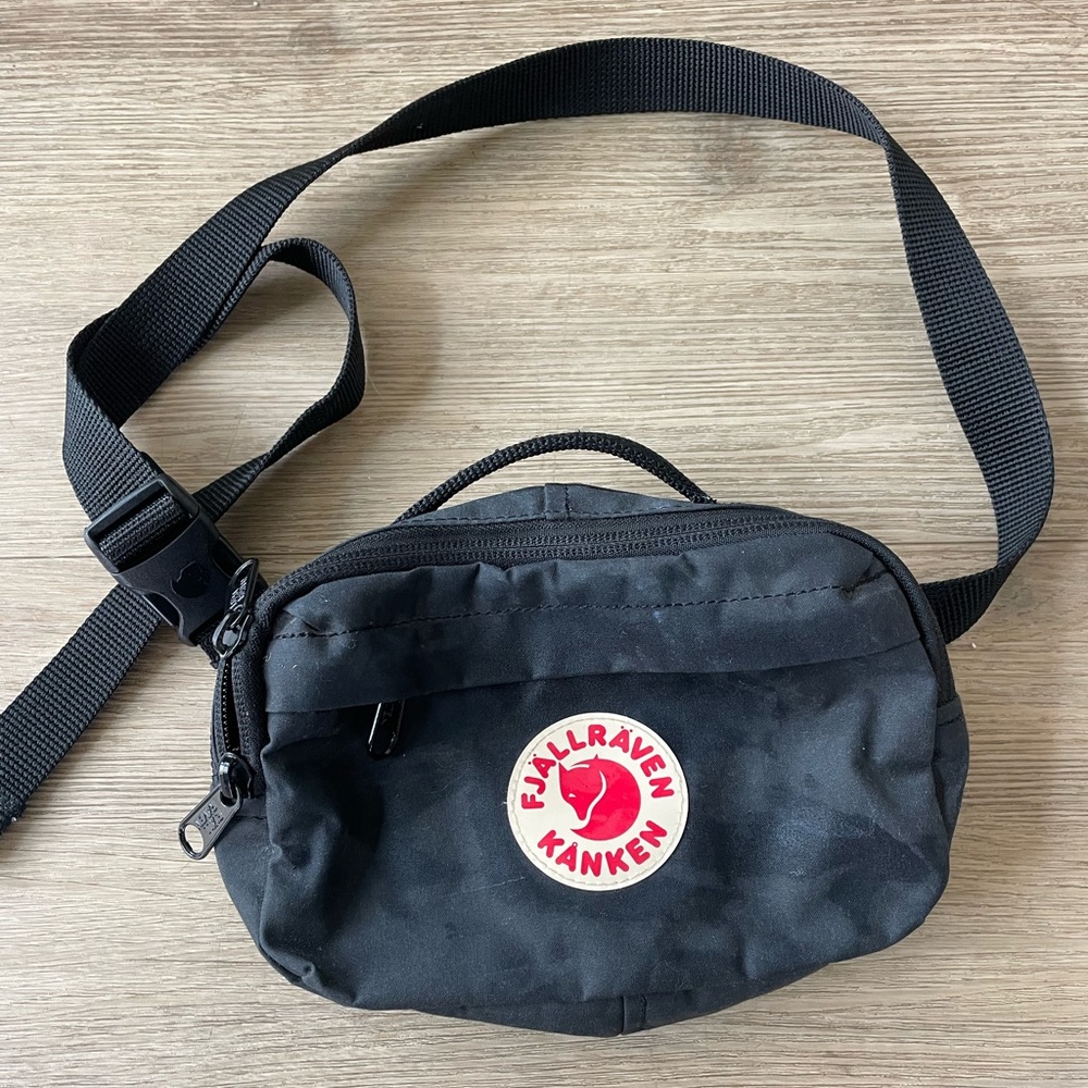 FJALLRAVEN Fanny pack. Only used a few times.
